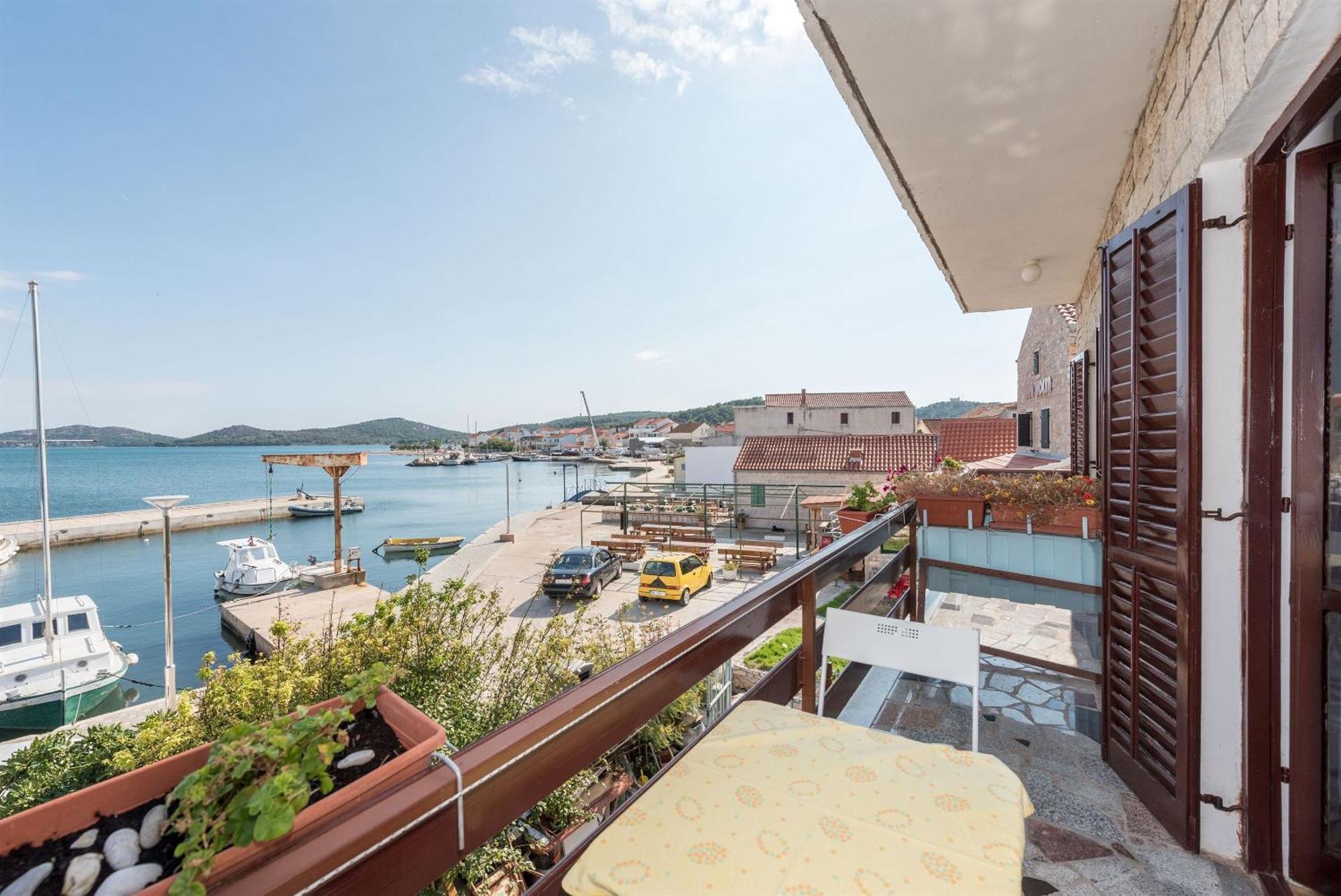 Apartments Mili - Near The Sea And The Centar Of Place Betina  Extérieur photo